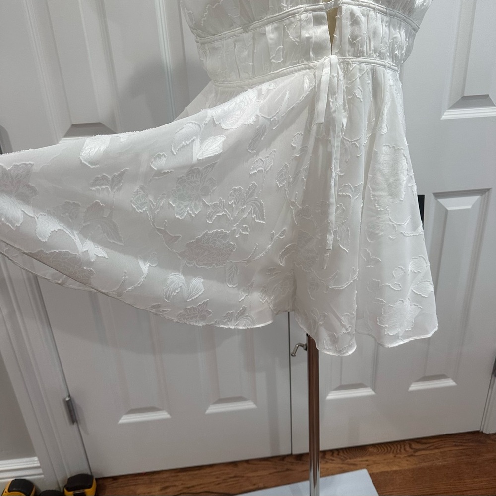 NWT Lulus All About Flowers White Ruffles String Tie Accent V-Neck Romper Size L - Picture 4 of 14